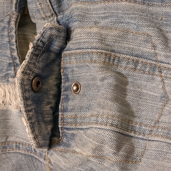 Harper distressed with lace overlay on light wash denim jacket size M - Picture 14 of 14